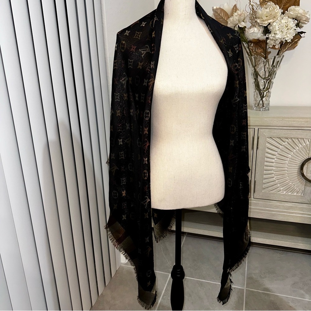 New LOUIS VUITTON LTDE So Shine Monogram Shawl - Picture 9 of 9